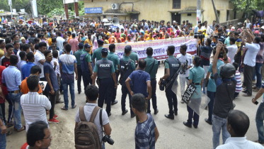 রাজশাহীতে ডিসি অফিস ঘেরাও