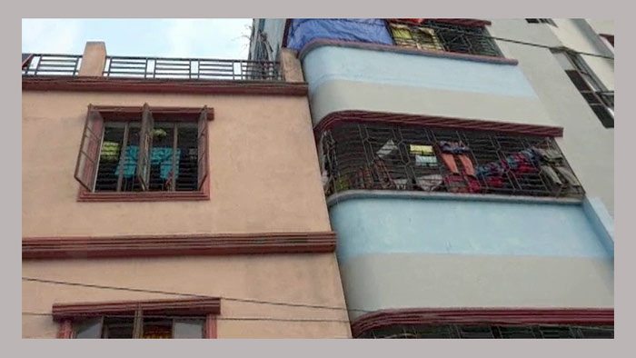 সাভারে হেলে পড়েছে বহুতল ভবন