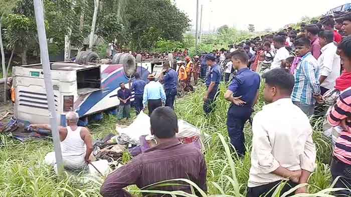 সিরাজগঞ্জে বাস-ট্রাকের মুখোমুখী সংঘর্ষে আহত ২০