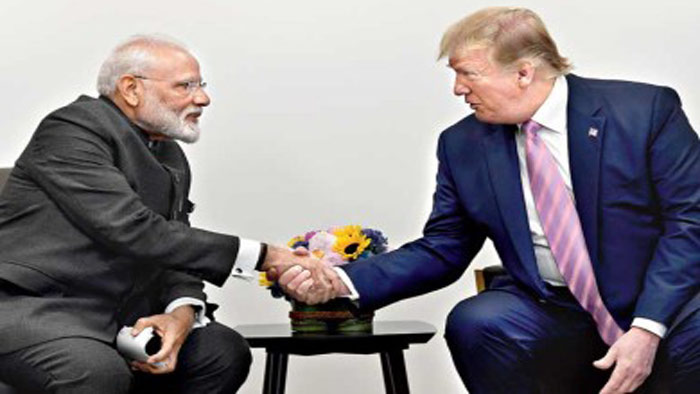 ট্রাম্পকে আলিঙ্গন করা হল না মোদির