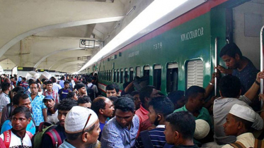 ট্রেনে আজ থেকে ঈদযাত্রা শুরু
