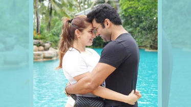 থাইল্যান্ডের সৈকতে মগ্ন অঙ্কুশ-ঐন্দ্রিলা