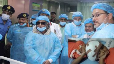 জোড়া মাথার শিশু রাবেয়া-রোকেয়াকে দেখে এলেন প্রধানমন্ত্রী