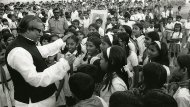 অসংখ্য চ্যালেঞ্জ মোকাবেলা করে বাংলাদেশ পুনর্গঠন করেন বঙ্গবন্ধু