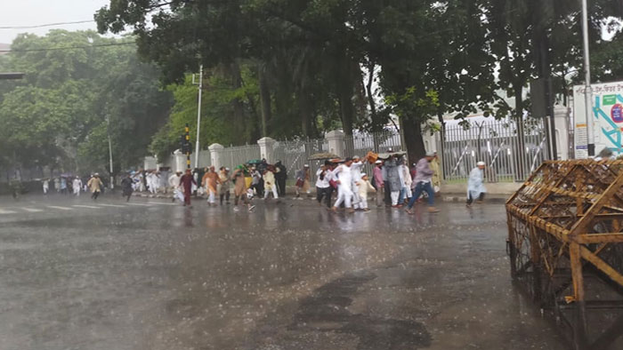 বৃষ্টি উপেক্ষা করেই ঈদের প্রধান জামাতে মুসল্লিরা