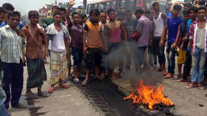 মহাসড়কে আগুন দিল যানজটে বসে থাকা যাত্রীরা