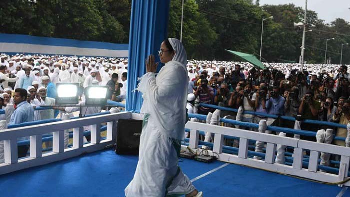 বৃষ্টি উপেক্ষা করে ঈদের জামাতে এসে যা বললেন মমতা