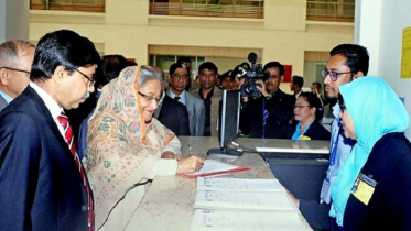 ১০ টাকার টিকিট কেটে চোখ দেখালেন প্রধানমন্ত্রী