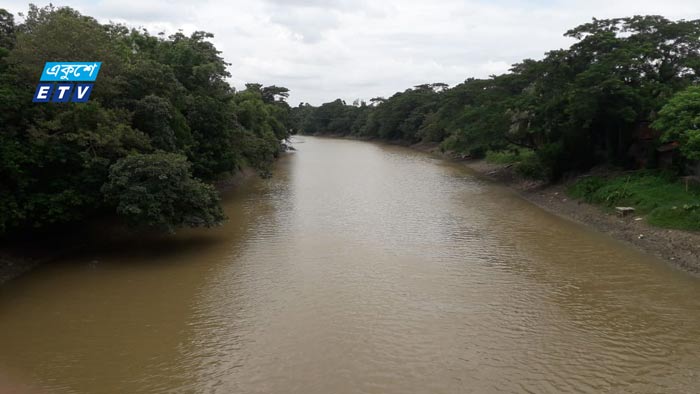 মুহুরী নদীতে বিষাক্ত ওষুধ দিয়ে মাছ শিকার