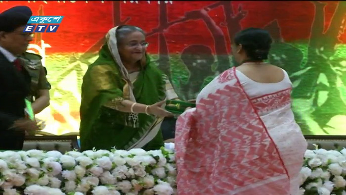 স্বাধীনতা পুরস্কার প্রদান করলেন প্রধানমন্ত্রী (ভিডিও)