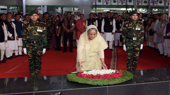 বঙ্গবন্ধুর প্রতিকৃতিতে প্রধানমন্ত্রীর শ্রদ্ধা