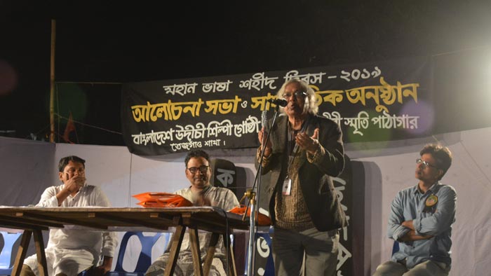 ঝড়ের মুখে দীপশিখা