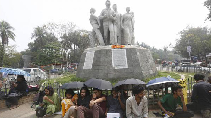 ডাকসু পুনর্নির্বাচনের দাবিতে ছয় শিক্ষার্থীর আমরণ অনশন