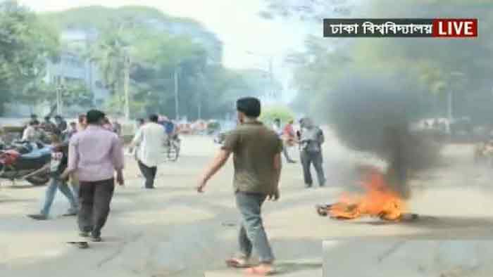 উপাচার্যের বাসভবনের সামনে ছাত্রলীগের অবস্থান