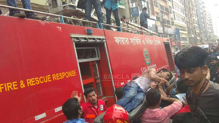 ঢাকা মেডিকেলে স্বজনদের ভিড়, নিহত ১