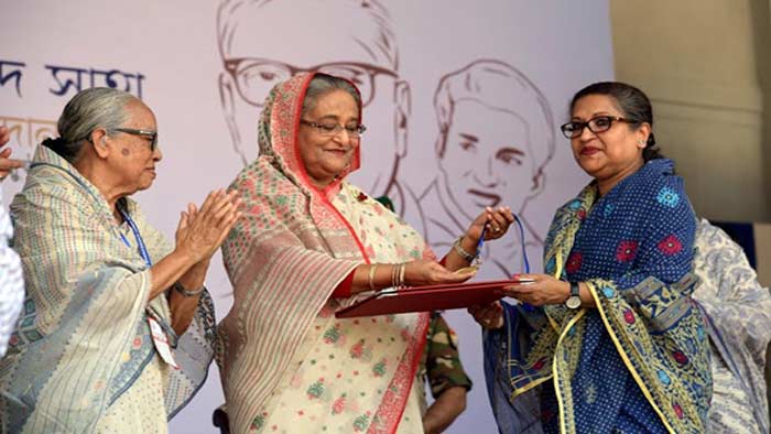 চার বিশিষ্ট ব্যক্তিত্বকে স্বর্ণপদক হস্তান্তর করলেন প্রধানমন্ত্রী