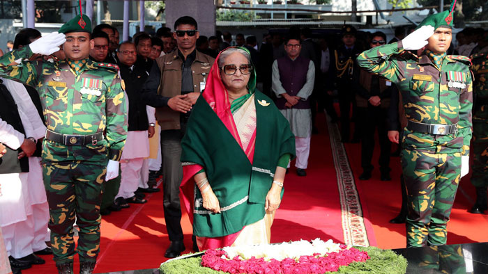 বঙ্গবন্ধুর প্রতিকৃতিতে প্রধানমন্ত্রীর শ্রদ্ধা