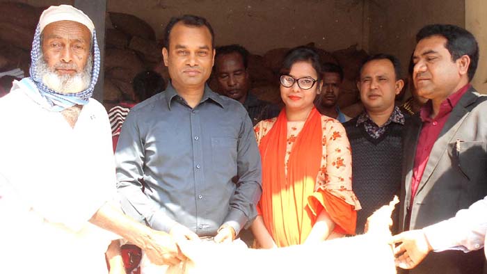 নবাবগঞ্জে ১০ টাকা কেজি দরে চাউল বিক্রির উদ্বোধন