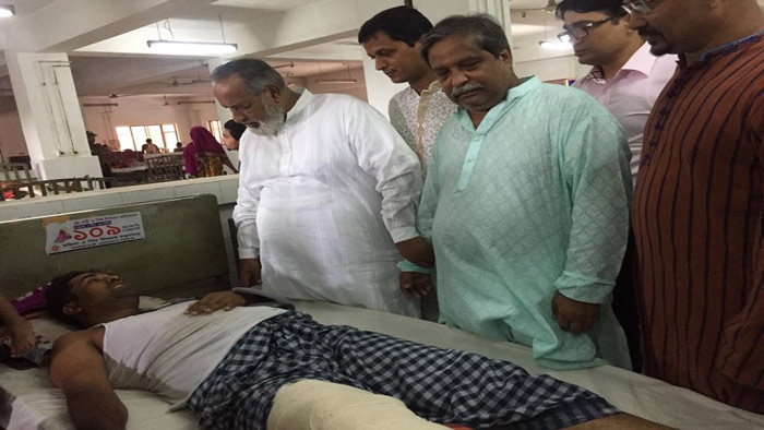 ঝড়ে বায়তুল মুকাররমে আহতদের দেখতে হাসপাতালে ধর্ম প্রতিমন্ত্রী