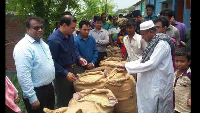 কৃষকের বাড়ি গিয়ে ধান কিনলেন রাজশাহীর ডিসি