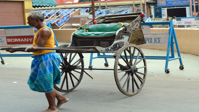 ট্রামের শহর কলকাতা; আছে দুই চাকার রিক্সাও