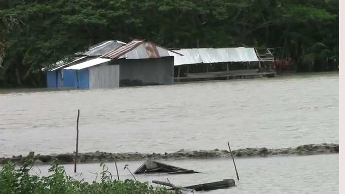 বাগেরহাটে ভেড়িবাঁধ ভেঙ্গে পানিবন্দি শতাধিক পরিবার