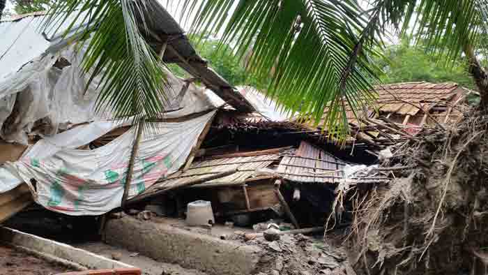 বাগেরহাটে আকস্মিক ঝড়ে শতাধিক ঘরবাড়ি বিধ্বস্ত