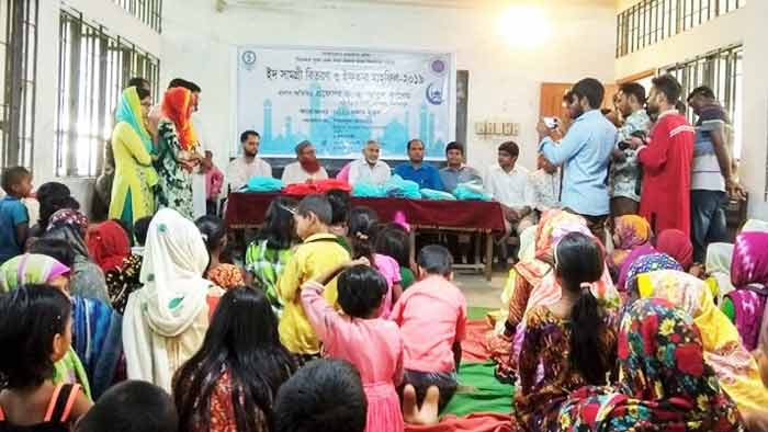 সুবিধাবঞ্চিত শিশুদের হাবিপ্রবি মজার স্কুলের ঈদ বস্ত্র বিতরণ