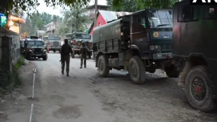 কাশ্মীরে দু’পক্ষের গোলাগুলিতে ভারতীয় সৈন্যসহ ৩ জন নিহত