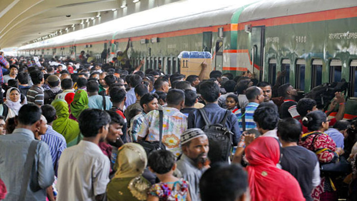 নাড়ির টানে বাড়ি ফিরতে রেলস্টেশনে ভিড়