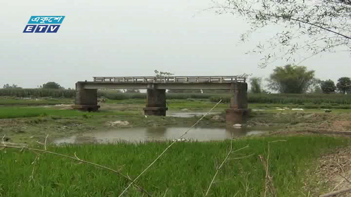 ঠাকুরগাঁওয়ে সংযোগ সড়ক না থাকায় দুর্ভোগ (ভিডিও)