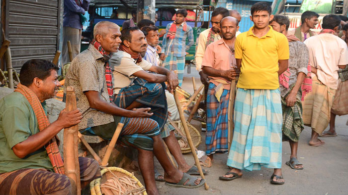 ফণীর বিদায়ে শ্রমিকের হাসিমাখা মুখ