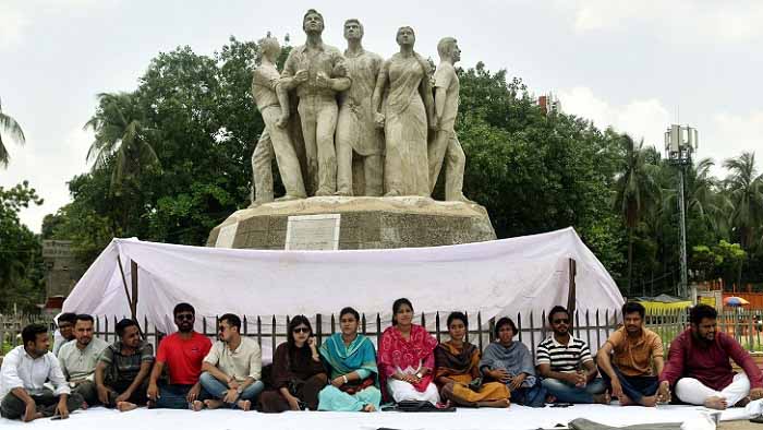 রাজু ভাস্কর্যে পদবঞ্চিতদের অবস্থান কর্মসূচী।