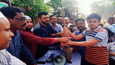 পরিবেশ বাঁচাতে উদ্ভাবক মিজানের বৃক্ষ ভিক্ষা ও চারা বিতরণ