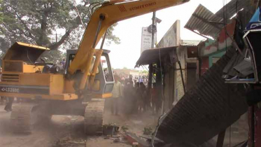 রেলওয়ের জায়গা দখল করে নির্মিত অবৈধ মার্কেট উচ্ছেদ