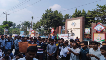 শিক্ষার্থীকে মারধর : ৩ দফা দাবিতে উত্তাল রাবি