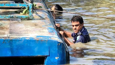 ডুবন্ত যাত্রীদের উদ্ধার করে প্রশংসিত ওসি মেহেদি