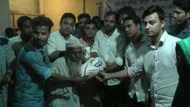 বুলবুলের প্রভাবে ক্ষতিগ্রস্থ এলাকায় ছাত্রলীগের ত্রাণ বিতরণ