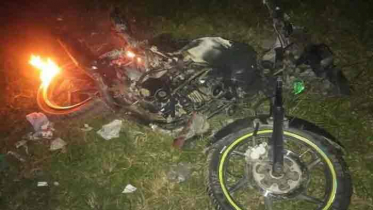 ছাত্রদলের হামলায় ছাত্রলীগের দুই কর্মী আহত, মোটরসাইকেলে আগুন