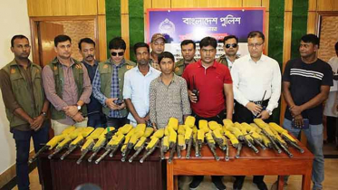 সিরাজগঞ্জে ২৮টি দেশীয় বন্দুক সহ দুই অস্ত্র ব্যবসায়ী আটক