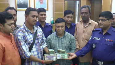 রিকশায় ফেলে যাওয়া ২০ লাখ টাকা ফেরত দিলেন চালক