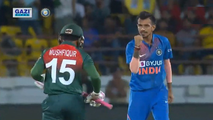 চাহালের শিকার হয়ে মাথা নিচু করে ফিরছেন মুশফিক চাহালের শিকার হয়ে মাথা নিচু করে ফিরছেন মুশফিক