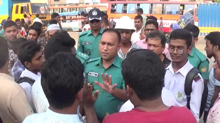 সহপাঠিরা ঢাকা-ময়মনসিংহ মহাসড়ক অবরোধ করলে পুলিশ এসে পরিস্থিতি নিয়ন্ত্রণ করেন।