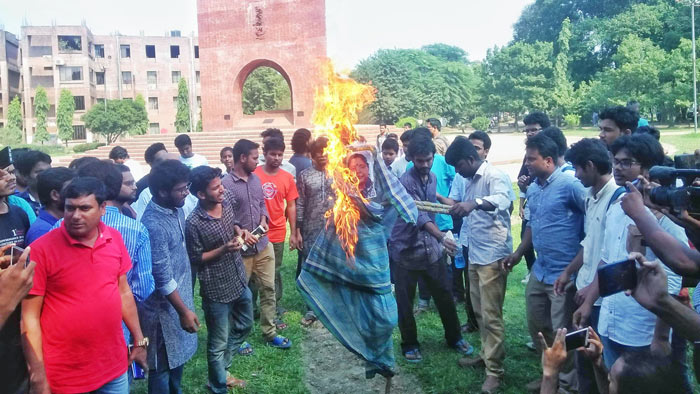 জাবি উপাচার্যের কুশপুত্তলিকা দাহ করলো আন্দোলনকারীরা