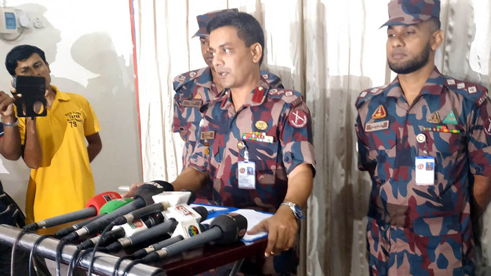 প্রেস ব্রিফিংয়ে রাজশাহী ১ বিজিবির অধিনায়ক ফেরদৌস জিয়াউদ্দিন মাহমুদ। প্রেস ব্রিফিংয়ে রাজশাহী ১ বিজিবির অধিনায়ক ফেরদৌস জিয়াউদ্দিন মাহমুদ।