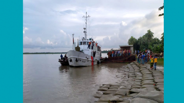 কোস্টগার্ডের জাহাজ নোঙড়ে লঞ্চঘাটের পন্টুনে যাত্রি দূর্ভোগ