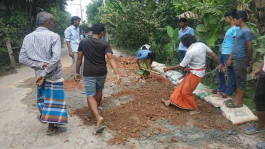 দোহারে স্বেচ্ছাশ্রমে রাস্তা মেরামত দোহারে স্বেচ্ছাশ্রমে রাস্তা মেরামত