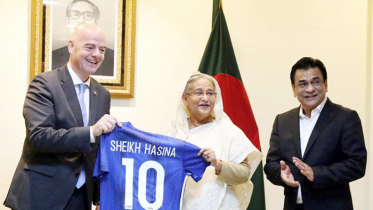 প্রধানমন্ত্রীকে ফিফা সভাপতির জার্সি উপহার