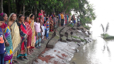 নড়াইলের নবগঙ্গার ভাঙন প্রতিরোধের দাবিতে মানববন্ধন