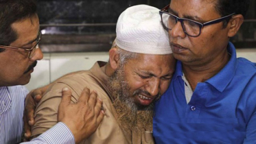 নুসরাত হত্যার রায়ে কাঁদলেন বাবা